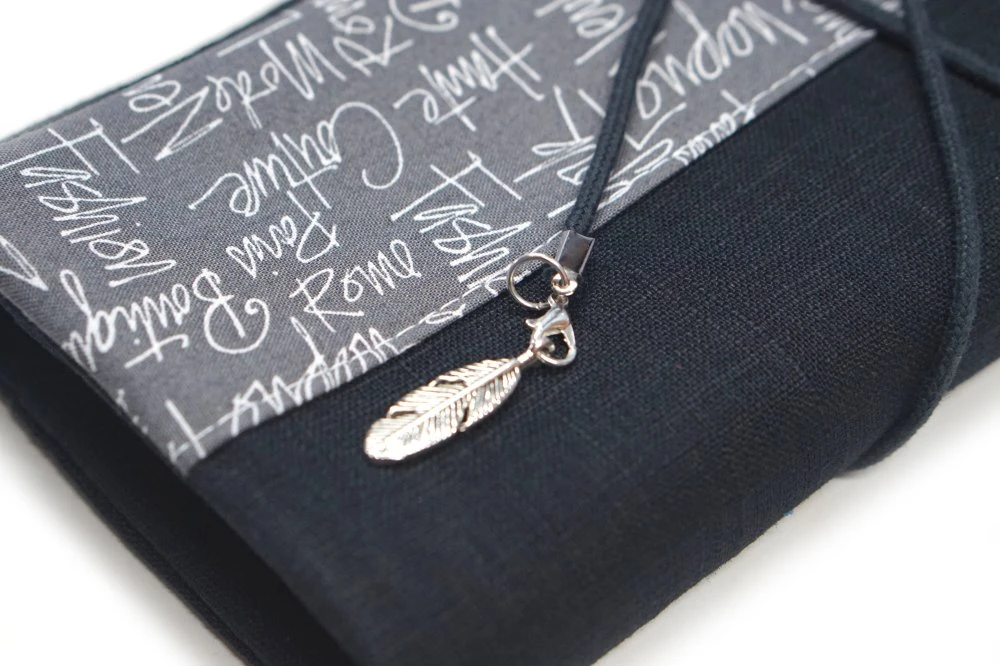 Protège Livre Poche En Lin Avec Fermeture Lanière, Couverture Livre Originale Bleu Marine, Cadeau Femme, Anniversaire, Noël 4 Protège Livre Poche En Lin Avec Fermeture Lanière, Couverture Livre Originale Bleu Marine, Cadeau Femme, Anniversaire, Noël – Image 4