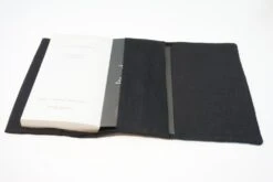 Protège Livre Poche En Lin Avec Fermeture Lanière, Couverture Livre Originale Bleu Marine, Cadeau Femme, Anniversaire, Noël 11 Protège Livre Poche En Lin Avec Fermeture Lanière, Couverture Livre Originale Bleu Marine, Cadeau Femme, Anniversaire, Noël -Papeterie Boutique 3695469 etui pour livre de poche adaptable lin gris tissu motif sc 5