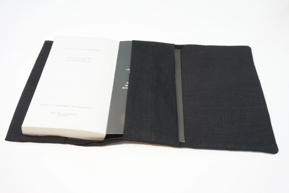 Protège Livre Poche En Lin Avec Fermeture Lanière, Couverture Livre Originale Bleu Marine, Cadeau Femme, Anniversaire, Noël 6 Protège Livre Poche En Lin Avec Fermeture Lanière, Couverture Livre Originale Bleu Marine, Cadeau Femme, Anniversaire, Noël – Image 6