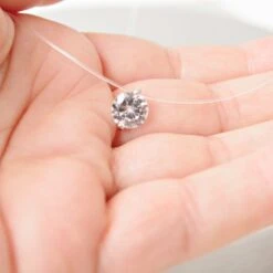 Collier En Cristal Clair Effet Flottant Bijoux Minimaliste Invisible Choker Cristal Cadeau De Noël Pour Les Femmes -Papeterie Boutique 3824899 collier en cristal clair effet flottant choker bijoux minima 4