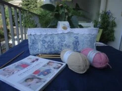 Panier Toile De Jouy Bleu , Rangement Laines , Tricots , Couture , Intérieur Piqué Blanc , Vintage Noël;