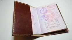 Protège Ou Porte Passeport En Cuir Véritable Artisanal Vintage Cadeau Anniversaire Noël Plaisir D'offrir -Papeterie Boutique 3917174 bloc notes a5 style grimoire en cuir veritable artisanal vi 4