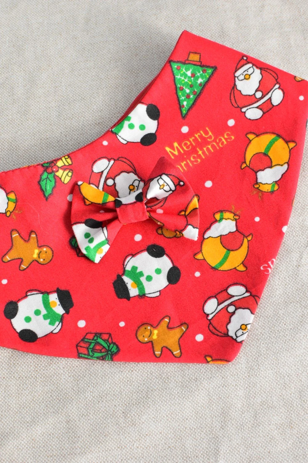 Bandana Rouge Motif Noël Pour Chien & Chat / Avec Noeud Assorti 2 Bandana Rouge Motif Noël Pour Chien & Chat / Avec Noeud Assorti – Image 2