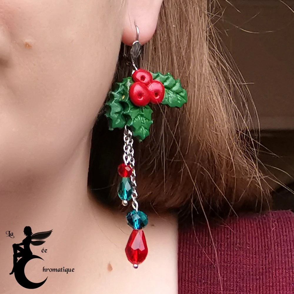 Houx De Noël, Boucles D'oreilles Dormeuses Longues Verte Et Rouges - Bijou Artisanal Pâte Polymère Et Acier Inoxydable 5 Houx De Noël, Boucles D'oreilles Dormeuses Longues Verte Et Rouges - Bijou Artisanal Pâte Polymère Et Acier Inoxydable – Image 5