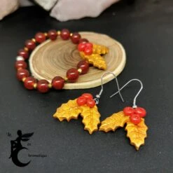 Bracelet Cornaline Et Houx Or Et Rouge - Bijou De Noël Artisanal En Pâte Polymère, Perles De Pierre, Et Acier Inoxydable -Papeterie Boutique 3973273 boucle d oreilles houx or et rouge bijou de noel artisana 1