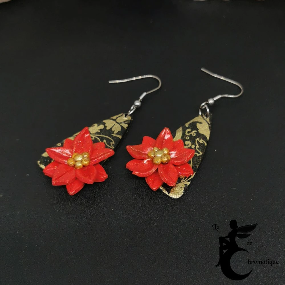 Boucles D'oreilles Ailettes De Noël Poinsettias - Bijou Artisanal Chic Pour Les Fêtes 2 Boucles D'oreilles Ailettes De Noël Poinsettias - Bijou Artisanal Chic Pour Les Fêtes – Image 2