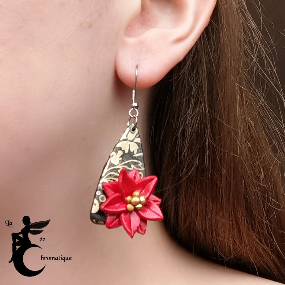 Boucles D'oreilles Ailettes De Noël Poinsettias - Bijou Artisanal Chic Pour Les Fêtes 3 Boucles D'oreilles Ailettes De Noël Poinsettias - Bijou Artisanal Chic Pour Les Fêtes – Image 3