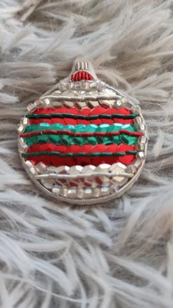 Broche Brodée Boule De Noël - Broderie Or. -Papeterie Boutique 4002718 broche brodee boule de noel broderie or 3