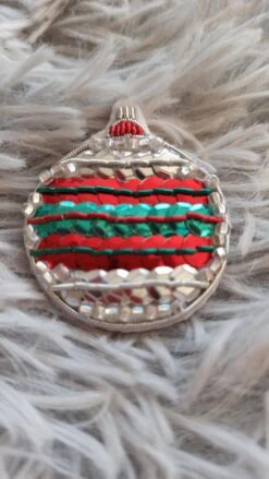 Broche Brodée Boule De Noël - Broderie Or. -Papeterie Boutique 4002718 broche brodee boule de noel broderie or 4