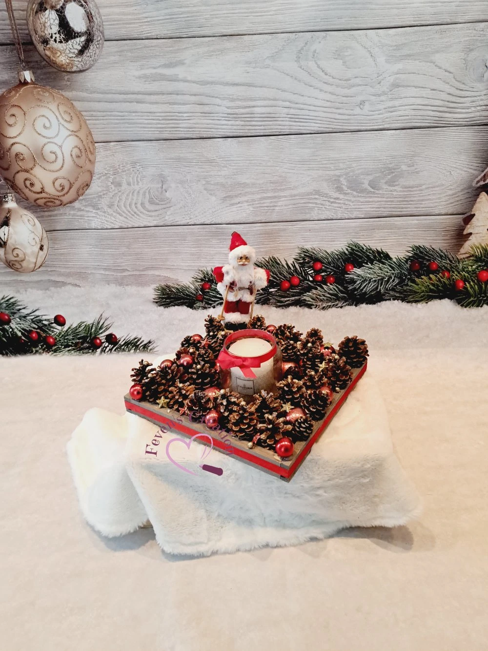 Centre De Table Noël - Jour De L'an / Décoration De Table Ou Autre Avec Bougies Pomme De Pin Et Boules De Noel 2 Centre De Table Noël - Jour De L'an / Décoration De Table Ou Autre Avec Bougies Pomme De Pin Et Boules De Noel – Image 2