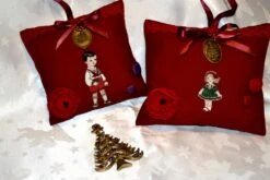 Coussin Décoratif De Noël à Suspendre - Petit Personnage Garçon Ou Fille Breloques En Laiton Vieilli