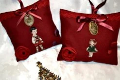 Coussin Décoratif De Noël à Suspendre - Petit Personnage Garçon Ou Fille Breloques En Laiton Vieilli -Papeterie Boutique 4024154 coussin decoratif de noel a suspendre petit personnage 3