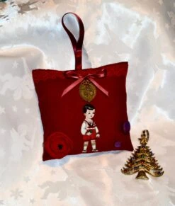 Coussin Décoratif De Noël à Suspendre - Petit Personnage Garçon Ou Fille Breloques En Laiton Vieilli -Papeterie Boutique 4024154 coussin decoratif de noel a suspendre petit personnage 4