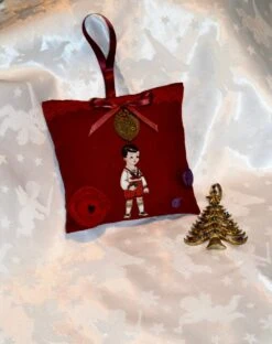 Coussin Décoratif De Noël à Suspendre - Petit Personnage Garçon Ou Fille Breloques En Laiton Vieilli -Papeterie Boutique 4024154 coussin decoratif de noel a suspendre petit personnage 5