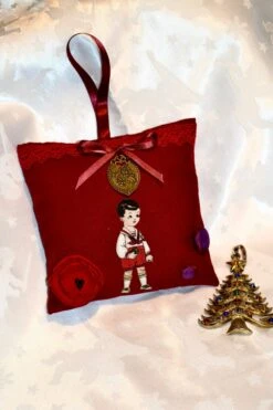 Coussin Décoratif De Noël à Suspendre - Petit Personnage Garçon Ou Fille Breloques En Laiton Vieilli -Papeterie Boutique 4024154 coussin decoratif de noel a suspendre petit personnage 6