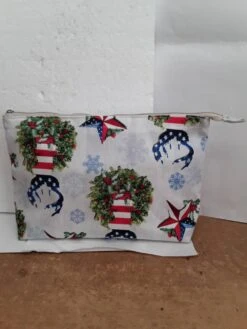 Trousse. Pochette. Noël. Fêtes. Merry Christmas. Cadeau Amitiés. Doublée. Tirette.25/15/5cm. Coton Fleurs. Bonhomme De Neige. Bottes -Papeterie Boutique 4110634 trousse pochette noel fetes merry christmas cadeau am 4