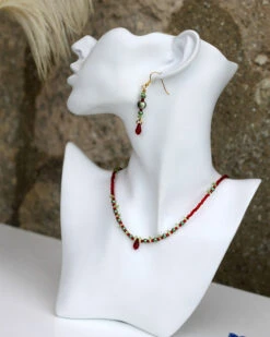 Parure Collier Pendentif-boucles D'oreilles Swarovski-perles De Rocaille-perles De Verre Rouge Et Verte Modèle "lutin De Noël" 5 Parure Collier Pendentif-boucles D'oreilles Swarovski-perles De Rocaille-perles De Verre Rouge Et Verte Modèle "lutin De Noël" -Papeterie Boutique 42248 parure collier pendentif boucles d oreilles swarovski perles de rocaille perles de verre rouge et verte modele lutin de noel 4