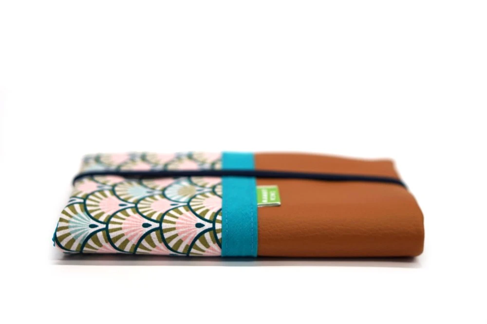 Portefeuille Femme Cuir Caramel Tissu Japonais, Portefeuille Chéquier Cuir Avec élastique, Cadeau Femme Noël 5 Portefeuille Femme Cuir Caramel Tissu Japonais, Portefeuille Chéquier Cuir Avec élastique, Cadeau Femme Noël – Image 5