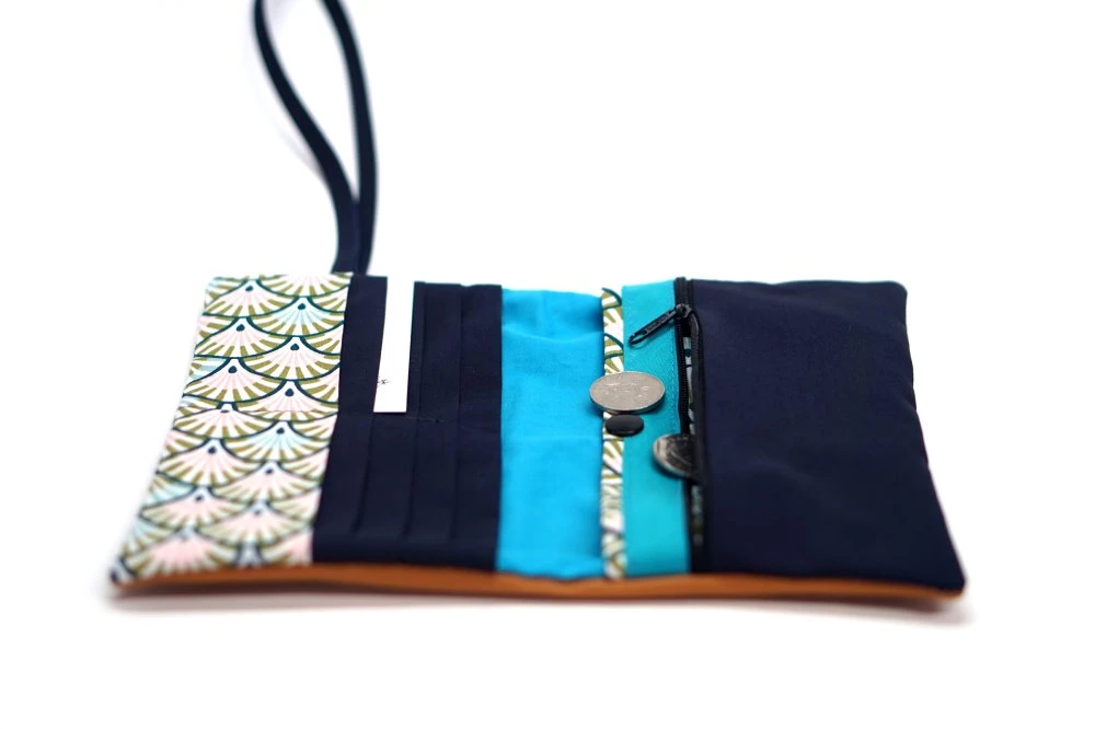 Portefeuille Femme Cuir Caramel Tissu Japonais, Portefeuille Chéquier Cuir Avec élastique, Cadeau Femme Noël 4 Portefeuille Femme Cuir Caramel Tissu Japonais, Portefeuille Chéquier Cuir Avec élastique, Cadeau Femme Noël – Image 4