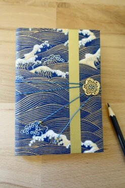 Carnet A6 Vierge En Papier Japonais Bleu Et Or, Journal Intime Vague Hokusai, Cadeau Noël Pour Lui, Carnet Voyage Japon -Papeterie Boutique 4300933 carnet vierge en papier japonais journal intime sakura noir 5