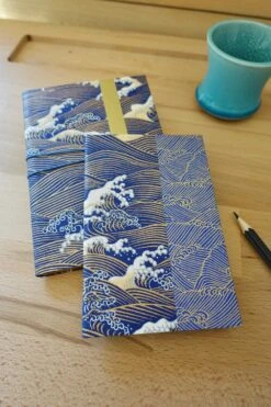 Carnet A6 Vierge En Papier Japonais Bleu Et Or, Journal Intime Vague Hokusai, Cadeau Noël Pour Lui, Carnet Voyage Japon -Papeterie Boutique 4300933 carnet vierge en papier japonais journal intime sakura noir 7