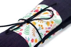 Trousse à Rouler Crayons Et Pinceaux Maquillage En Lin Gris Tissu Fleurs, Trousse Maquillage, Cadeau Noël Femme -Papeterie Boutique 4332372 trousse a rouler crayons et pinceaux maquillage en lin turq 5