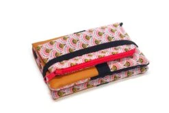 Portefeuille Original Femme Cuir Caramel Tissu Japonais, Porte Cartes Tissu Rose, Cadeau Femme Noël Personnalisable 11 Portefeuille Original Femme Cuir Caramel Tissu Japonais, Porte Cartes Tissu Rose, Cadeau Femme Noël Personnalisable -Papeterie Boutique 4333621 portefeuille original avec porte monnaie et porte cartes en 3