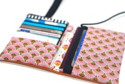 Portefeuille Original Femme Cuir Caramel Tissu Japonais, Porte Cartes Tissu Rose, Cadeau Femme Noël Personnalisable 15 Portefeuille Original Femme Cuir Caramel Tissu Japonais, Porte Cartes Tissu Rose, Cadeau Femme Noël Personnalisable -Papeterie Boutique 4333621 portefeuille original avec porte monnaie et porte cartes en 7