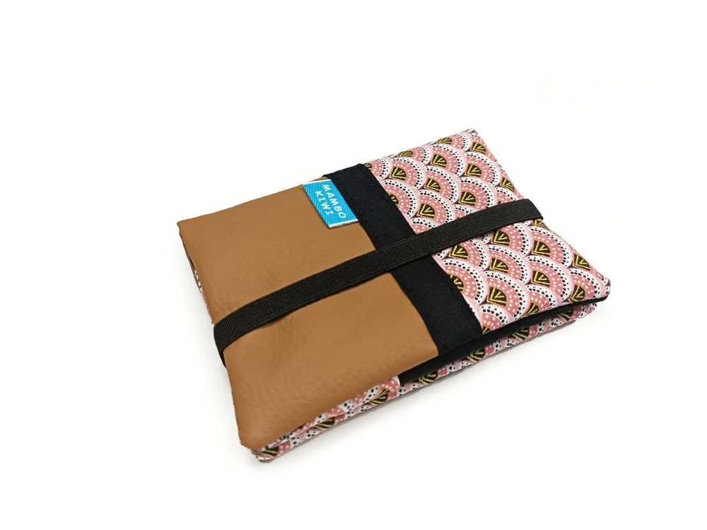 Portefeuille Original Femme Cuir Caramel Tissu Japonais, Porte Cartes Tissu Rose, Cadeau Femme Noël Personnalisable 2 Portefeuille Original Femme Cuir Caramel Tissu Japonais, Porte Cartes Tissu Rose, Cadeau Femme Noël Personnalisable – Image 2