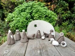 Crèche De Noël En Terre Brune Terre Blanche, Santons Stylisés, H. 5 à 7 Cm