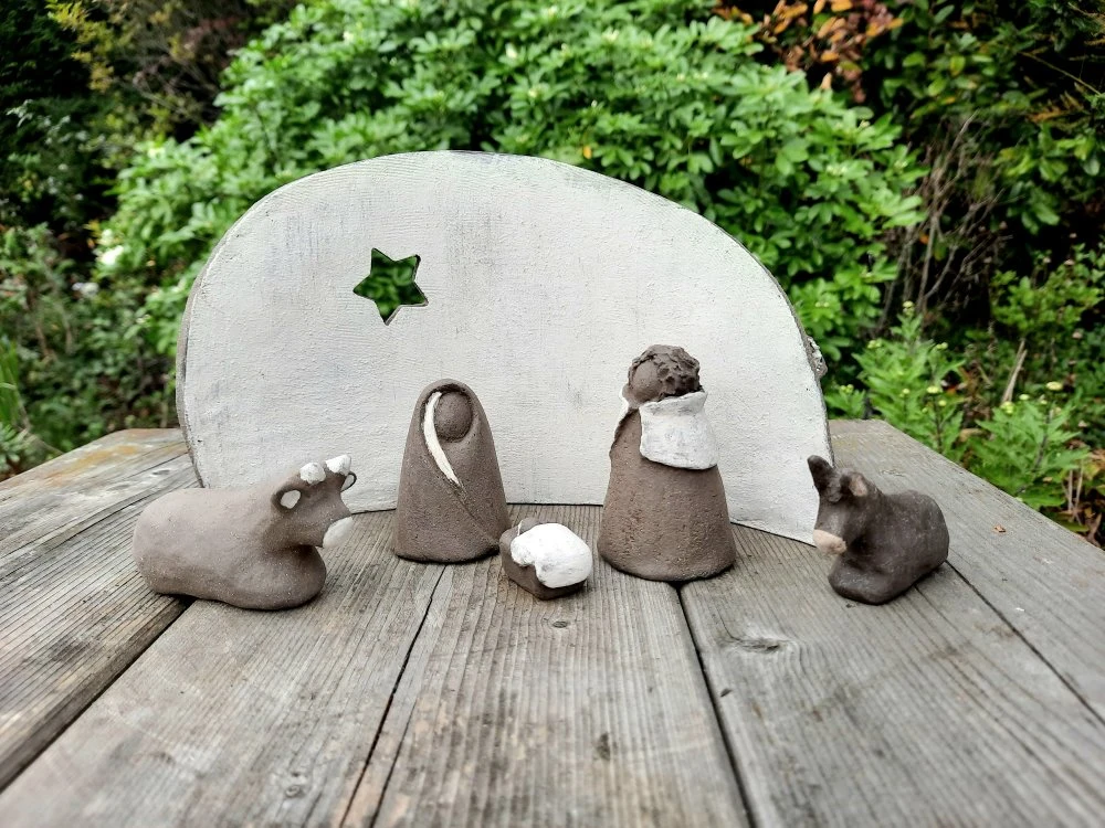 Crèche De Noël En Terre Brune Terre Blanche, Santons Stylisés, H. 5 à 7 Cm 2 Crèche De Noël En Terre Brune Terre Blanche, Santons Stylisés, H. 5 à 7 Cm – Image 2