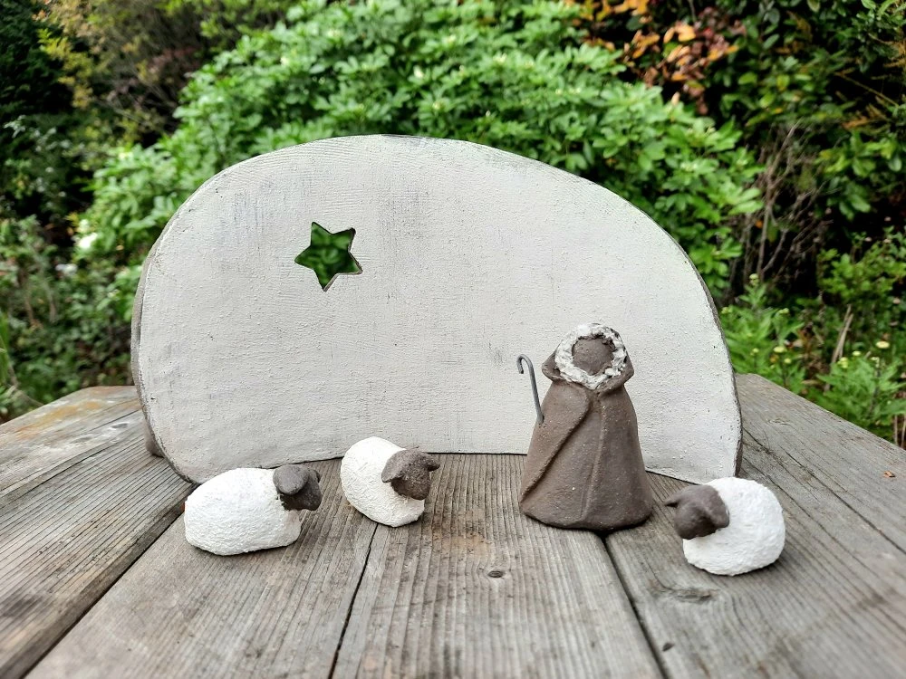 Crèche De Noël En Terre Brune Terre Blanche, Santons Stylisés, H. 5 à 7 Cm 3 Crèche De Noël En Terre Brune Terre Blanche, Santons Stylisés, H. 5 à 7 Cm – Image 3