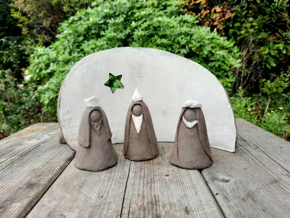 Crèche De Noël En Terre Brune Terre Blanche, Santons Stylisés, H. 5 à 7 Cm 4 Crèche De Noël En Terre Brune Terre Blanche, Santons Stylisés, H. 5 à 7 Cm – Image 4