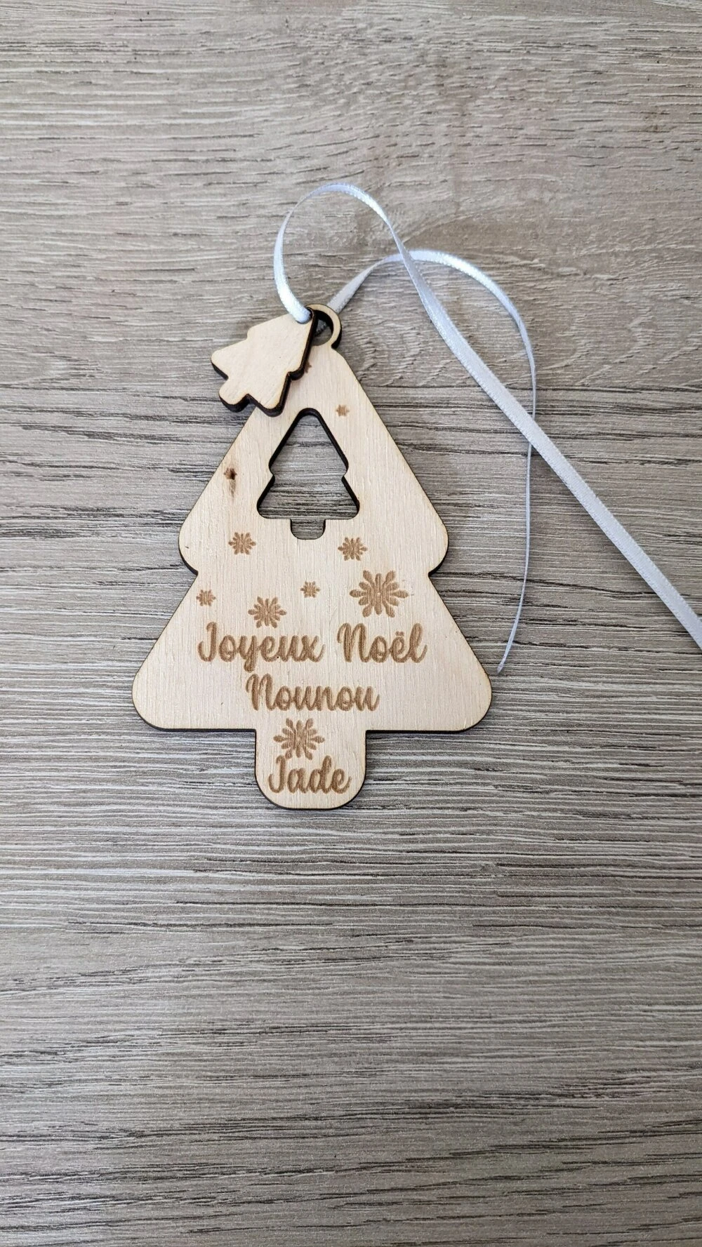 Boule De Noël Sapin Personnalisée Cadeau Nounou, Suspension De Noël Gravure Sur Bois 2 Boule De Noël Sapin Personnalisée Cadeau Nounou, Suspension De Noël Gravure Sur Bois – Image 2