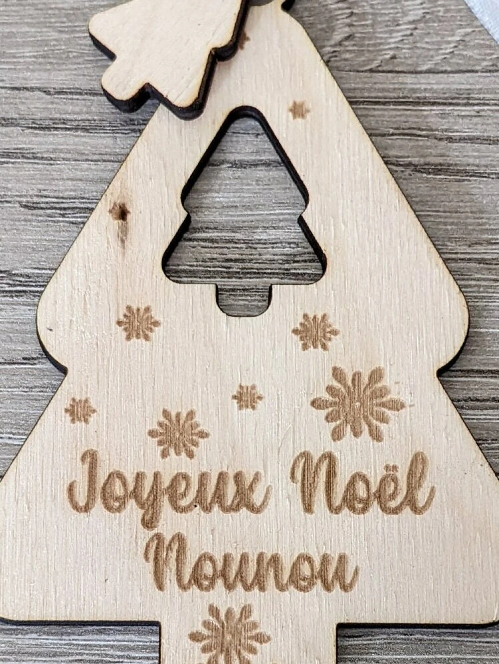 Boule De Noël Sapin Personnalisée Cadeau Nounou, Suspension De Noël Gravure Sur Bois 6 Boule De Noël Sapin Personnalisée Cadeau Nounou, Suspension De Noël Gravure Sur Bois – Image 6