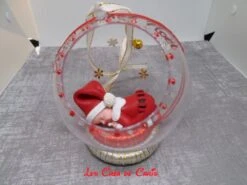 Bébé Fimo Thème De Noël Dans Sa Boule à Suspendre Au Sapin Ou à Poser Après Les Fêtes Pour Souvenir.