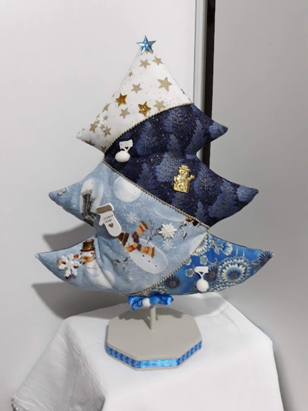 Sapin En Patch Décoration De Noël Coton Patch Bleu Clair, Marine, Or Devant Et Dos Ange Or Sur Bleu Marine H 37 X L 32 Fait Main 1 Sapin En Patch Décoration De Noël Coton Patch Bleu Clair, Marine, Or Devant Et Dos Ange Or Sur Bleu Marine H 37 X L 32 Fait Main