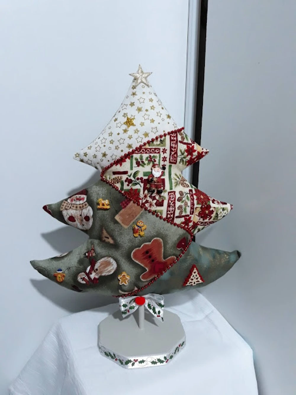 Sapin En Patch Décoration De Noël Coton Patch Vert,, Rouge, Or Devant Et Dos Feuille Or H 37 X L 32 Fait Main 1 Sapin En Patch Décoration De Noël Coton Patch Vert,, Rouge, Or Devant Et Dos Feuille Or H 37 X L 32 Fait Main