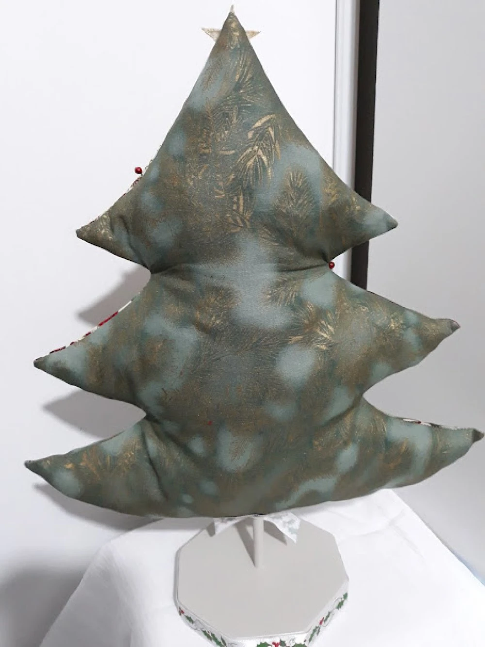 Sapin En Patch Décoration De Noël Coton Patch Vert,, Rouge, Or Devant Et Dos Feuille Or H 37 X L 32 Fait Main 2 Sapin En Patch Décoration De Noël Coton Patch Vert,, Rouge, Or Devant Et Dos Feuille Or H 37 X L 32 Fait Main – Image 2