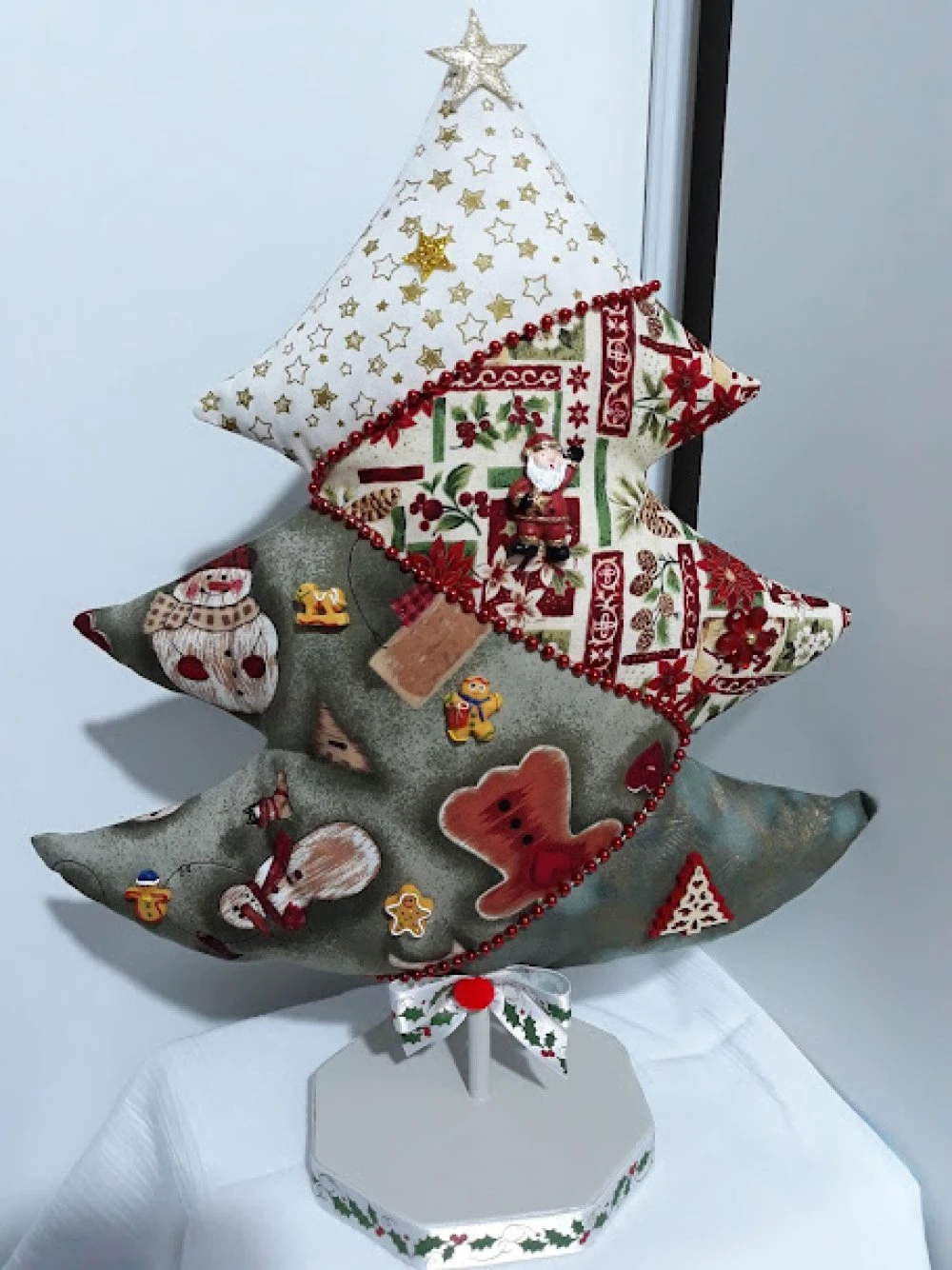 Sapin En Patch Décoration De Noël Coton Patch Vert,, Rouge, Or Devant Et Dos Feuille Or H 37 X L 32 Fait Main 3 Sapin En Patch Décoration De Noël Coton Patch Vert,, Rouge, Or Devant Et Dos Feuille Or H 37 X L 32 Fait Main – Image 3