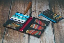 Portefeuille Boho Femme Cuir Noir Tissu Plumes, Porte Cartes Tissu Bohème, Cadeau Original Femme Noël Personnalisable -Papeterie Boutique 4387387 portefeuille original femme cuir caramel tissu japonais por 3