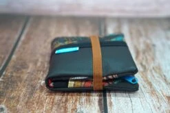 Portefeuille Boho Femme Cuir Noir Tissu Plumes, Porte Cartes Tissu Bohème, Cadeau Original Femme Noël Personnalisable -Papeterie Boutique 4387387 portefeuille original femme cuir caramel tissu japonais por 6