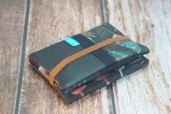 Portefeuille Boho Femme Cuir Noir Tissu Plumes, Porte Cartes Tissu Bohème, Cadeau Original Femme Noël Personnalisable -Papeterie Boutique 4387387 portefeuille original femme cuir caramel tissu japonais por 8