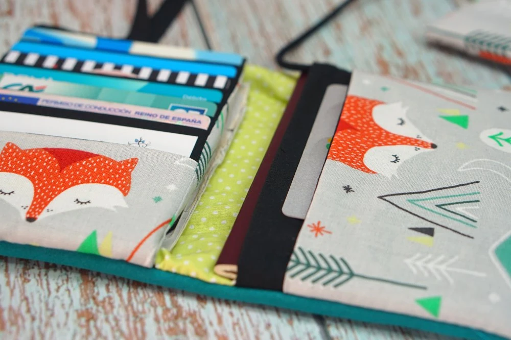 Portefeuille Original Femme Tissu Renard, Porte Cartes Tissu Cuir Turquoise, Cadeau Femme Noël Personnalisable 3 Portefeuille Original Femme Tissu Renard, Porte Cartes Tissu Cuir Turquoise, Cadeau Femme Noël Personnalisable – Image 3