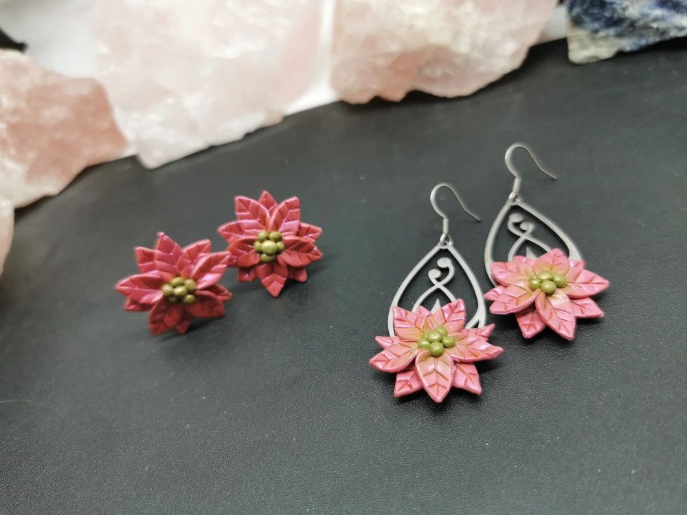 Boucle D'oreilles Clips Poinsettia - Fleur De Noël - Bijou Fait Main - Oreilles Non Percées 5 Boucle D'oreilles Clips Poinsettia - Fleur De Noël - Bijou Fait Main - Oreilles Non Percées – Image 5