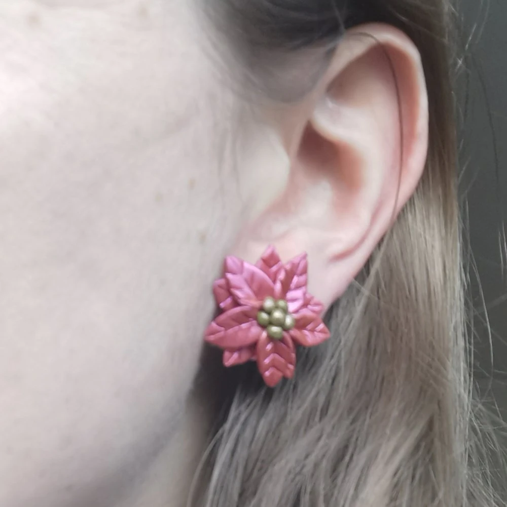 Boucle D'oreilles Clips Poinsettia - Fleur De Noël - Bijou Fait Main - Oreilles Non Percées 4 Boucle D'oreilles Clips Poinsettia - Fleur De Noël - Bijou Fait Main - Oreilles Non Percées – Image 4