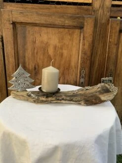 Sapin De Noël En Métal Et Bougie Sur Bois Flotté