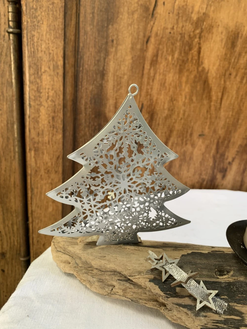 Sapin De Noël En Métal Et Bougie Sur Bois Flotté 2 Sapin De Noël En Métal Et Bougie Sur Bois Flotté – Image 2