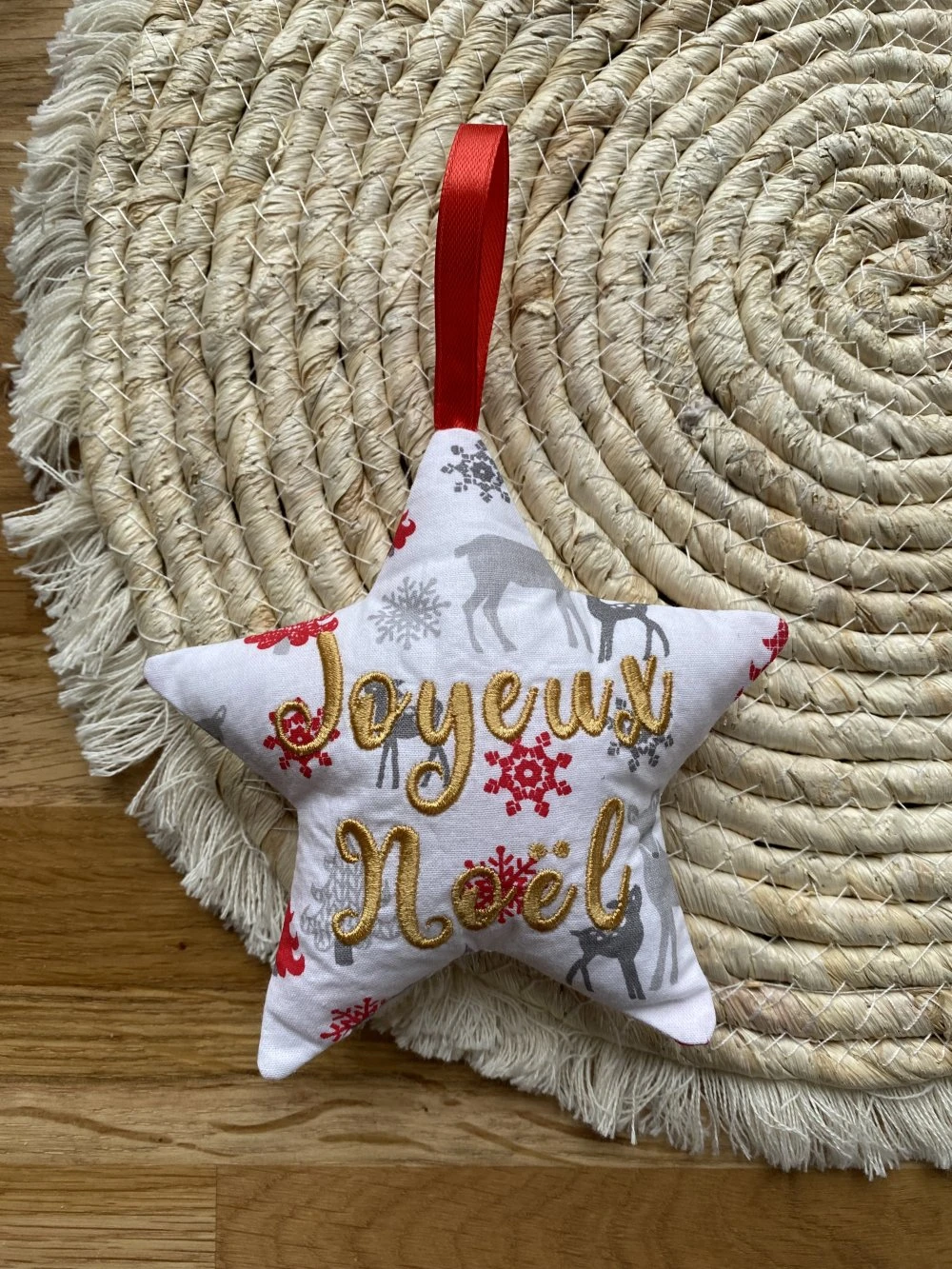 Etoile En Tissu Brodée Joyeux Noël à Suspendre Au Sapin 2 Etoile En Tissu Brodée Joyeux Noël à Suspendre Au Sapin – Image 2