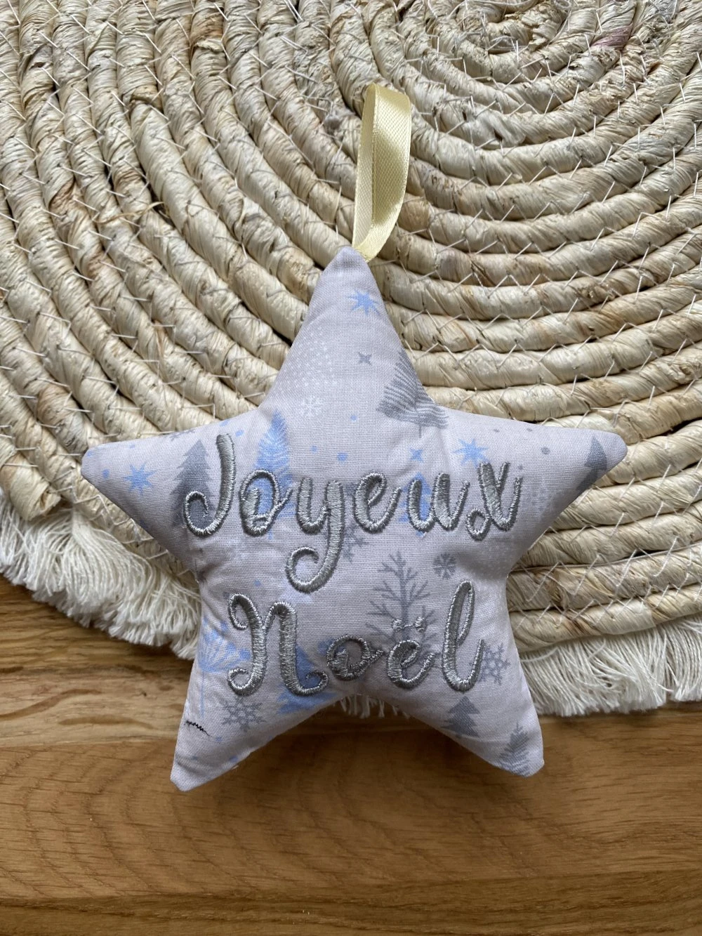 Etoile En Tissu Brodée Joyeux Noël à Suspendre Au Sapin 3 Etoile En Tissu Brodée Joyeux Noël à Suspendre Au Sapin – Image 3